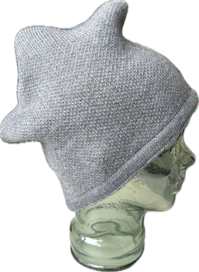 Side view of a grey tricorn-shaped knitted beanie without logo on a transparent glass head | © Planai-Hochwurzen-Bahnen Gesellschaft m.b.H.