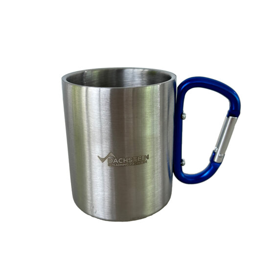Metal mug with blue carabiner handle and engraved Dachstein Schladming logo on white background | © Planai-Hochwurzen-Bahnen Gesellschaft m.b.H.