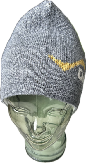 Close-up of a grey knitted beanie with yellow pattern on a transparent glass mannequin head | © Planai-Hochwurzen-Bahnen Gesellschaft m.b.H.