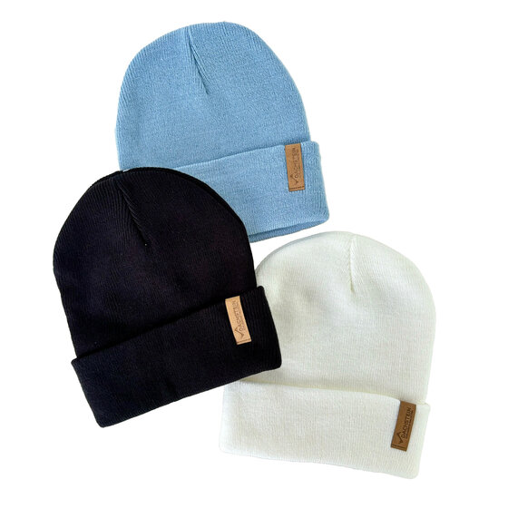 Drei weiche Beanies in Schwarz, Hellblau und Weiß mit braunem SnapPap-Label am Saum | © Planai-Hochwurzen-Bahnen GmbH