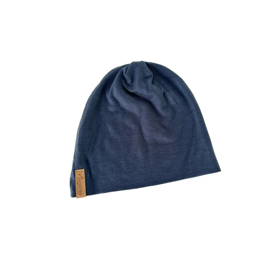 Plain dark blue merino beanie with brown Dachstein label on the hem | © Planai-Hochwurzen-Bahnen Gesellschaft m.b.H.