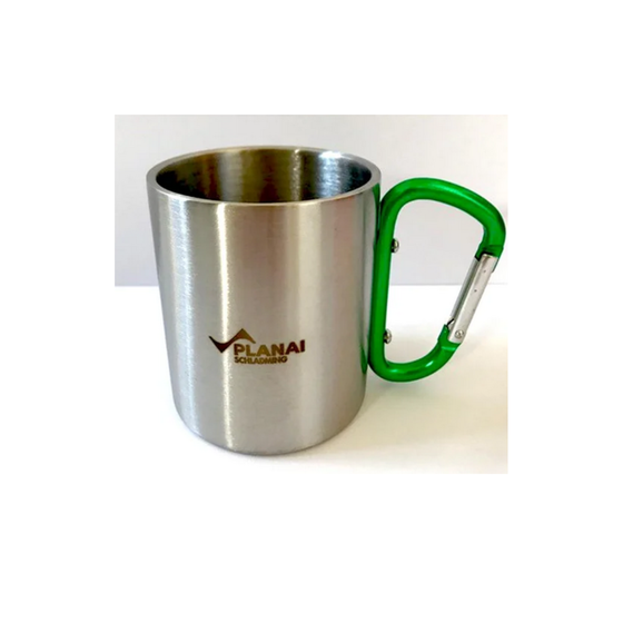 Silver stainless steel mug with Planai logo and green carabiner handle on white background | © Planai-Hochwurzen-Bahnen GmbH