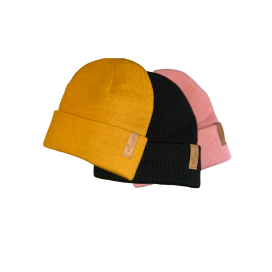 Three cuffed beanies in yellow, black and pink with SnapPap label and Planai lettering | © Planai-Hochwurzen-Bahnen GmbH