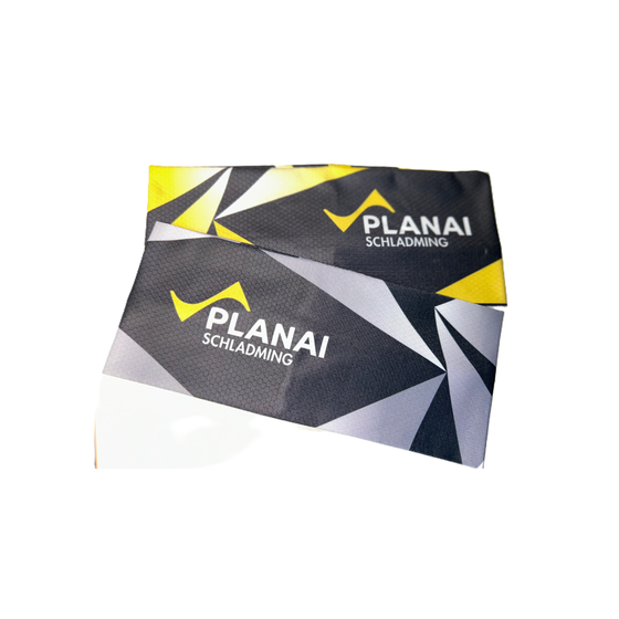 Zwei Stirnbänder mit Planai-Logo, grafischem Muster in Gelb und Grau sowie Wabenstruktur, übereinandergelegt | © Planai-Hochwurzen-Bahnen GmbH