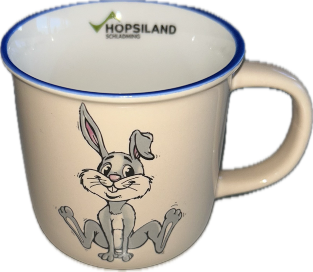 Beige kids’ mug with seated Hopsi bunny, blue rim and Hopsiland logo printed on the inside | © Planai-Hochwurzen-Bahnen GmbH