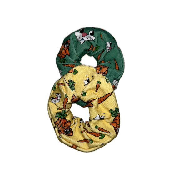 Two colourful kids’ scrunchies with bunny faces, carrots and rabbit designs on green and yellow fabric | © Planai-Hochwurzen-Bahnen GmbH