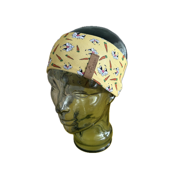 Yellow kids’ headband on glass model head with white bunny faces, carrots and leather tag on side | © Planai-Hochwurzen-Bahnen GmbH