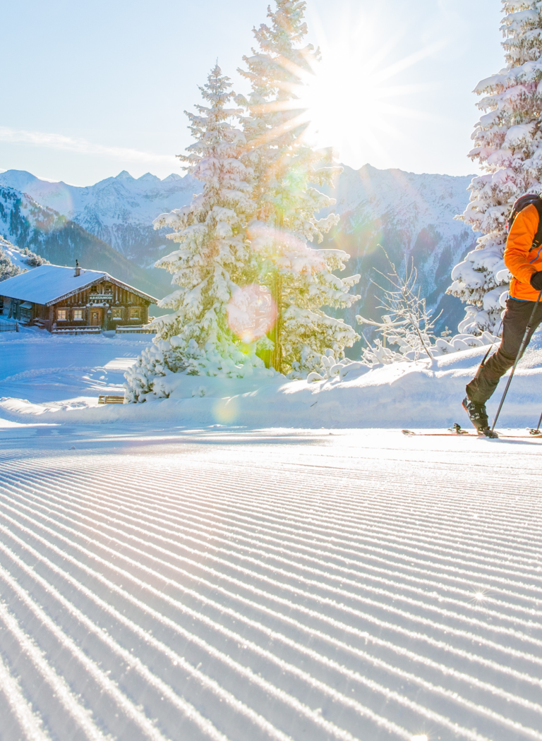 Zwei Skitourengeher bei Sonne auf präparierter Piste auf der Hochwurzen | © Ski amadé GmbH